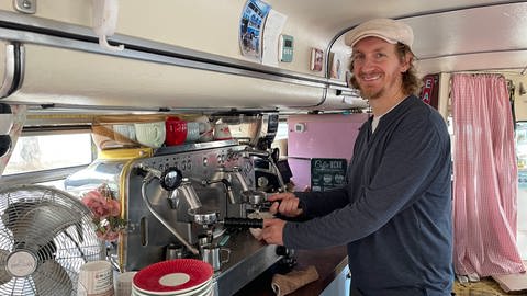 Der Doppellecker-Bus ist ein als Café umgebauter alter Bus. Mit dem Bus ist Michel Macin den Jakobsweg entlang quer durch Europa gefahren.