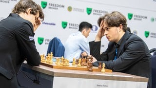 Vincent Keymer im Spiel gegen Magnus Carlsen. Der deutsche Jungprofi Vincent Keymer aus Saulheim hatte bei seinem Aufstieg in die Schach-Elite zuletzt nur knapp seinen ersten Weltmeister-Titel verpasst.