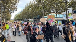 Mädchen demonstrieren in der Mainzer Innenstadt für mehr Rechte.