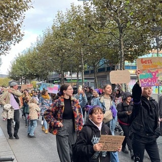 Mädchen demonstrieren in der Mainzer Innenstadt für mehr Rechte.