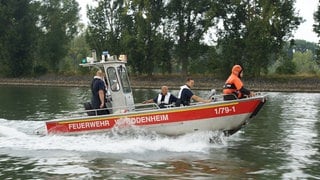 Die Feuerwehr Bodenheim war mit ihrem Mehrzweckboot auf dem Rhein unterwegs, um nach zwei verunglückten Anglern zu suchen