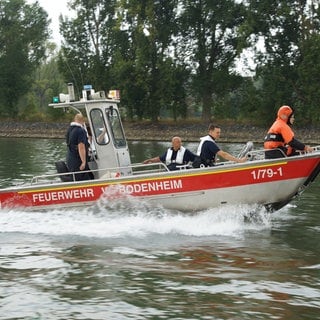 Die Feuerwehr Bodenheim war mit ihrem Mehrzweckboot auf dem Rhein unterwegs, um nach zwei verunglückten Anglern zu suchen