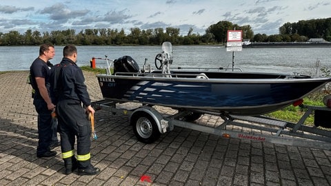 Ein Mann und sein Neffe sind bei einem Boots-Unglück auf dem Rhein gekentert. Der Neffe konnte zu einer Insel schwimmen, der Mann wird noch immer im Rhein vermisst.