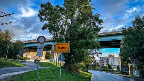 Wegen Schäden am Übergang zu dieser Brücke ist die A60 in Höhe Mainz-Gonsenheim seit Tagen teilweise gesperrt.