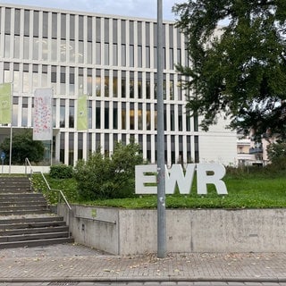 Das Dienstgebäude des Energieaanbieters EWR in Worms. Das Unternehmen will seine Probleme mit falschen Abrechnungen gelöst haben.