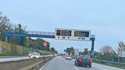 Auf der A63 wurde schon am frühen Morgen auf dem Verkehrsleitsystem auf die Vollsperrung der A60 bei Mainz hingewiesen.