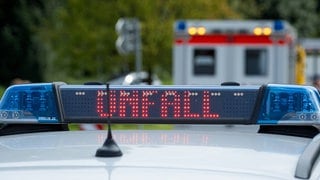 Ein Streifenwagen und ein Rettungswagen stehen hintereinander. (Symbolbild) Bei dem Unfall in Bad Kreunach schleuderte ein Auto gegen einen 16-jährige Fußgängerin. 