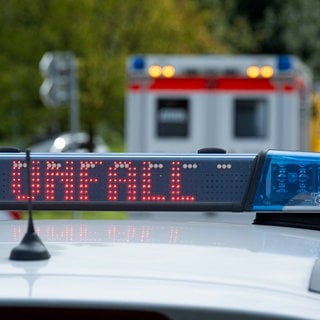 Ein Streifenwagen und ein Rettungswagen stehen hintereinander. (Symbolbild) Bei dem Unfall in Bad Kreunach schleuderte ein Auto gegen einen 16-jährige Fußgängerin. 