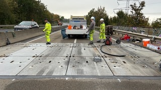 Die Gonsbachtalbrücke, über die die A60 führt, wird mit Platten verstärkt.