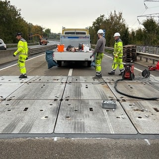 Die Gonsbachtalbrücke, über die die A60 führt, wird mit Platten verstärkt.