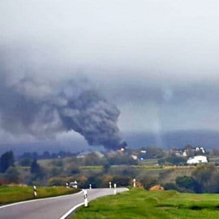 Über Sommerloch war am Donnerstagvormittag eine große schwarze Rauchwolke zu sehen.