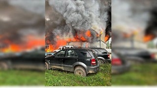 Eine Lagerhalle in Sommerloch im Kreis Bad Kreuznach stand in Flammen. 