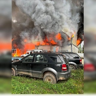 Eine Lagerhalle in Sommerloch im Kreis Bad Kreuznach stand in Flammen. 