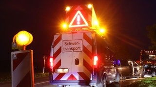 Ein Schwertransporter ist in der Nacht unterwegs (Symbolbild).