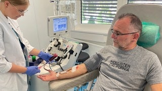 Spender Stefan Schmidt bekommt in der Transfusionszentrale in Mainz Blut abgezapft.