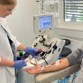 Spender Stefan Schmidt bekommt in der Transfusionszentrale in Mainz Blut abgezapft.