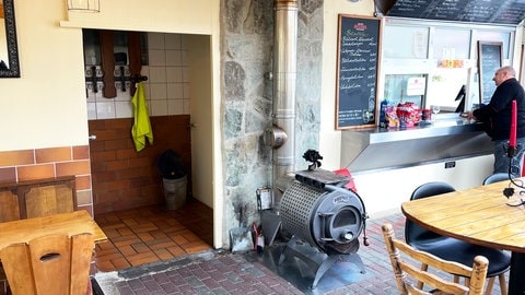 Der Zugang zu den Toiletten am Kiosk in Budenheim wurde im Laufe der Zeit in das Kioskgebäude integriert.