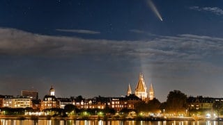 Dr. Joachim Korb von der Astrologischen Arbeitsgemeinschaft Mainz hat den Kometen C2023 A3 (Tsuchinshan-ATLAS) von der Maaraue aus festgehalten. 