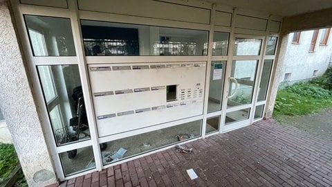 Vor dem Eingang zu einem Haus in Mainz-Finthen liegt Müll. Angeblich gibt es auch Ratten 