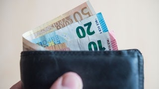 Portemonnaie mit Geldscheinen als Symbolbild: Patienten einer Mainzer Ärztin sollen pro Praxisbesuch pauschal 5 Euro bezahlen.