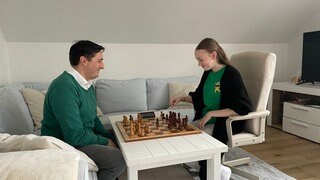 Johanna aus Mainz spielt auch regelmäßig Schach zuhause in ihrem Zimmer gegen ihren Vater. Das ist für sie aber eher langweilig: Schon lange schlägt sie ihn um Weiten. 