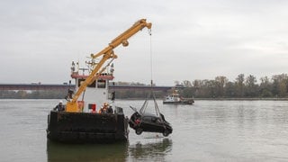 Das Auto hängt an Seilen am Spezialschiff und wird an der Nato-Rampe in Mainz abgesetzt.