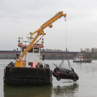 Das Auto hängt an Seilen am Spezialschiff und wird an der Nato-Rampe in Mainz abgesetzt.