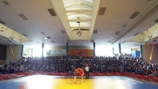 Ringer in einem Wettkampf in der Halle am Großen Sand in Mainz-Mombach.