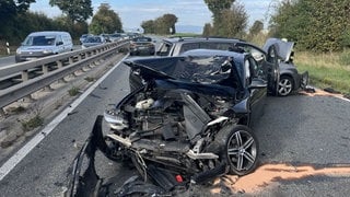 Bei einem Unfallfahrzeug wurde der komplette Motorraum durch die Wucht des Aufpralls auf der A60 eingedrückt.