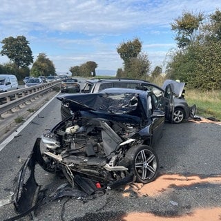 Bei einem Unfallfahrzeug wurde der komplette Motorraum durch die Wucht des Aufpralls auf der A60 eingedrückt.