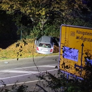 Das Unfallfahrzeug blieb im Graben neben dem Siegfriedring in Wiesbaden liegen.