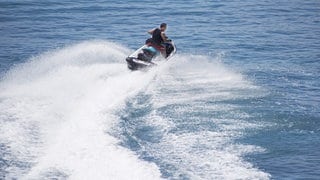 Nach einem tödlichen Unfall mit einem Jetski auf dem Rhein steht ein Mann vor dem Amtsgericht Mainz (Symbolbild)