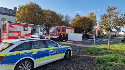 Die Feuerwehr hatte einen Sichtschutz aufgebaut. Der Unfall war am Ortsausgang von Mainz-Ebersheim in der Töngesstraße passiert.