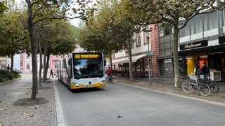 Ein Bus des ÖPNV in der Mainzer Innenstadt: Der "0-Euro-Samstag" kommt gut an