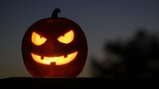 Viele werden heute Abend auch in Rheinhessen Halloween feiern. Dazu gehören ausgehölte, gruselig beleuchtete Kürbisse. 