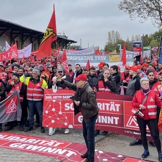 Viele Beschäftigte der Metall- und Elektroindustrie sind dem Aufruf der IG-Metall zur Demonstration in Mainz gefolgt.