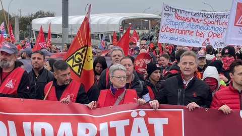 Die Demonstranten laufen über die Theodor-Heuss-Brücke in Mainz.