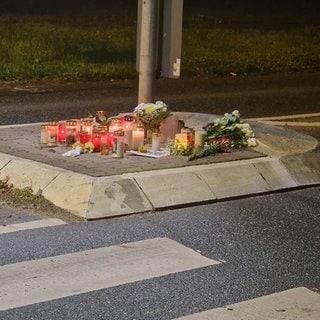 Trauerkerzen und Blumen an der Stelle, wo der Fußgänger am Dienstagmorgen gestorben ist.