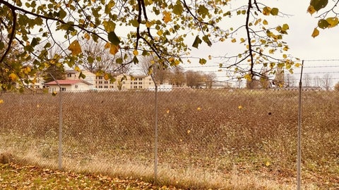 Alte Kasernengebäude und viel Brachland - dort soll ein Rechenzentrum gebaut werden.