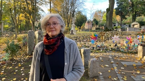 Elisabeth Adolph-Wiedmann steht vor dem Sternengarten auf dem Mainzer Hauptfriedhof, sie ist eine der Initiatorinnen der Gedenkstätte. 