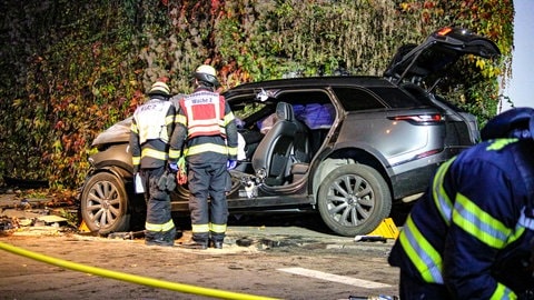 Das Unfallauto in Mainz-Weisenau musste an der Seite aufgeschnitten werden, um die Verletzten zu retten. 