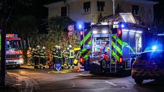 Das Auto krachte frontal gegen die Mauer eines Hauses in Mainz-Weisenau. 