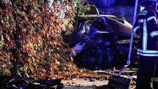 Die Feuerwehr musste den Unfallwagen in Mainz-Weisenau aufschneiden, um die Verletzten zu retten.