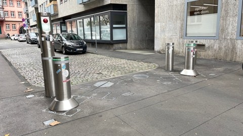 In der Liebfrauenstraße in Mainz stehen schon solche Poller.