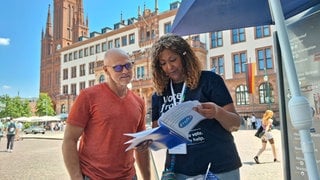 Ein Wahlkampfstand der Democrats Abroad in Wiesbaden. 