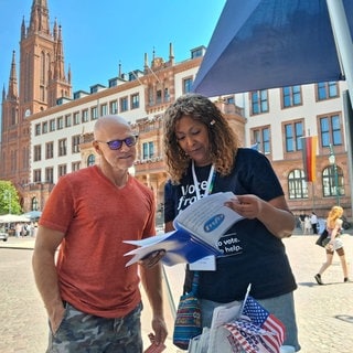 Ein Wahlkampfstand der Democrats Abroad in Wiesbaden. 