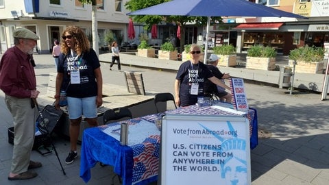 Ein Wahlkampfstand der Democrats Abroad in Ingelheim. 