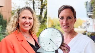 Die CDU-Kandidatin Bettina Dickes und die SPD-Kandidatin Katharina Dahm für die Wahl der Landrätin in Bad Kreuznach mit einer Stoppuhr 