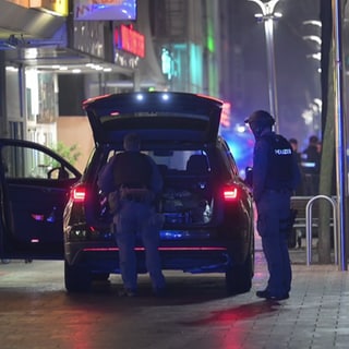 In der Wormser Innenstadt untersuchen Spezialeinheiten eine Wohnung, in der Sprengstoff vermutet wird.