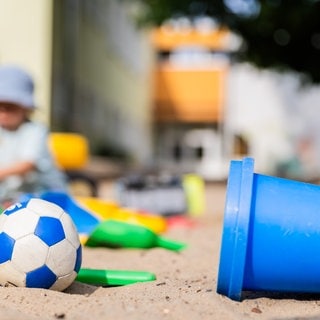 Ein Kind spielt in einem Sandkasten in einer Kita. Die Zukunft der Kita des Vereins "Mütze" in Ingelheim ist ungewiss. 